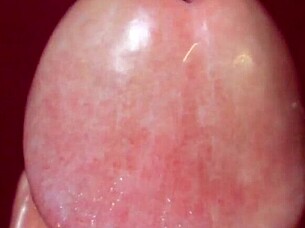 Je teste un vibreur puissant en gros plan sur ma grosse bite, ressentant un plaisir intense en tant que rousse latina amateur