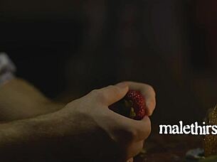 Homo anaal bareback neuken eindigt in bioscoop pijpsessie