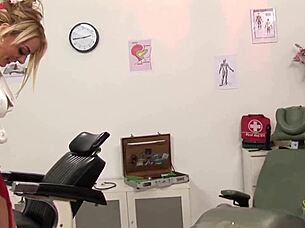 LÄÄKÄRI NAIDA POTILAAN JA HÄNEN SAIRAANHOITAJAN TOIMISTOSSA