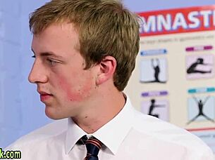 Professeure femdom branle le geek dans une scène d'humiliation classe