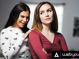 Busty tínedžerka 18+ Violet Starr zmení stolovú hru na lesbické nôžky