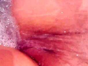 Jouis sur ma chatte mouillée maintenant ! Touche, embrasse et lèche-moi fort !