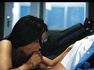 Gör heta Emiri Momota suga och knulla Renato tills han exploderar inuti?