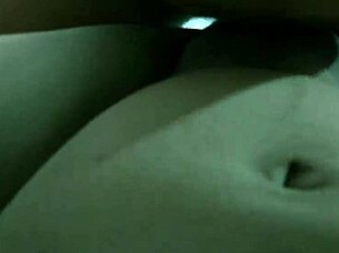 Belle épouse chaude partage son corps avec l'ami du mari en levrette intense