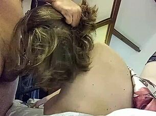 MILF blanca en vestido de satén recibe garganta profunda y culo a boca en perrito 😈