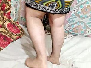 Desi Bhabhi Netu sa vyzlieka, aby ukázala veľké cicí a zadok
