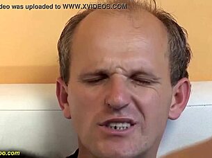 Gordinha Novinha 18+ Tem Primeira Transa com Vizinho no Chuveiro, Deepthroat e Facial!