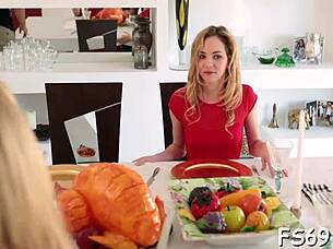 O sürtük sikini sertçe biniyor, yarışmada emip üfleyerek orgazm için