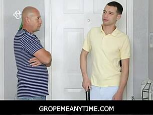 Wow！ステップダディのフリー使用小柄18+ガールフレンドがファックトイに！