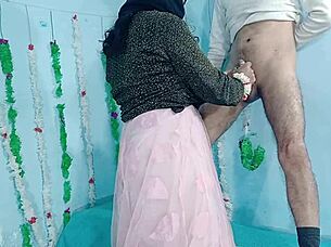 Индийска деси булка Амрозия Джан чукана силно на сватбената нощ. Селски младоженец я разкъсва!