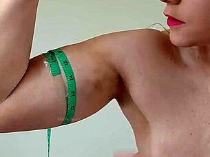 MILF Blonde Bodybuilder Tunjuk Otot Dan Ukur 💪