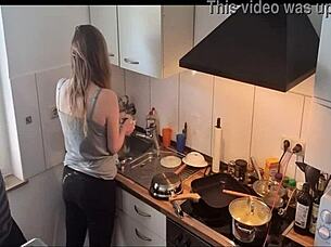 Просто дай этому случиться - сюрприз-трах моей падчерицы, пока все спят 😈