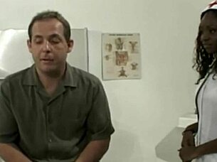 Czarny pielęgniarka daje interracialnego lodzika w szpitalu. Pacjent nie może oprzeć się jej umiejętnościom! 😍