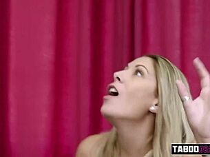 Ik kijk naar Nikki Brooks en Cory Chase die passioneel tribben