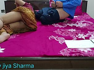 Desi stiefmoeder neukt tiener 18+ stiefzoon tijdens studie onbewust van stiekeme actie