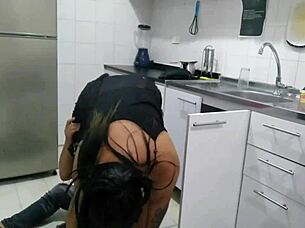 배관공 고용해서 파이프 점검했더니 내 큰 엉덩이 핥고 애널 박아버렸어.