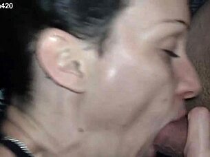 Σέξι σύζυγος σε εσώρουχα παίρνει έντονο γαμήσιμο στο πρόσωπο με κατάποση σπέρματος