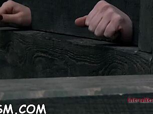 Frekk blond tjenestepike knuller sin trange fitta i utendørs hardcore fetish BDSM-scene!