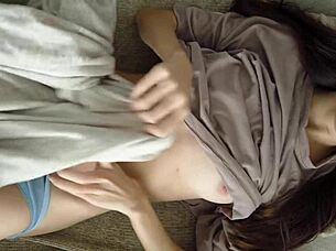 Fecioară 18+ 18+ experimentează climax intens dimineața solo