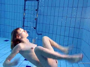 ナスティアがビーチの田舎プールでヌード入浴を楽しむ