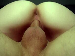 Ma petite copine 18 ans chevauche la bite dur, gros plan chatte jusqu'à l'orgasme