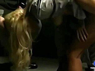 Léa Martini，金发美女大奶，顺从地在监狱三人行中被肛交