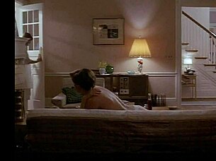 Yvette Croskey wird heiß auf dem Sofa gevögelt in der Szene aus Stealing Home