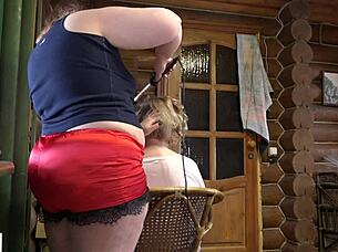 לסביות שמנות מאחורי הקלעים, תחת גדול בג'ינס קצרים בבית בחיי היום יום