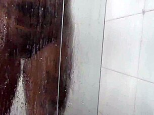 Ariella Ferraz forfører i badet, ikke?