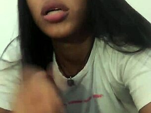 Ebony täysi-ikäinen antaa löysän blowjobin!