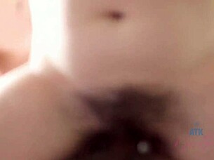 Dwie przyjaciółki dzielą się twoim kutasem z dmuchaniem, footjobem i jazdą POV 😘