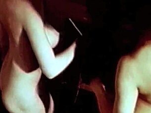 vintage šesťdesiate roky—babička bola mladá 18+ a pekná, ukazuje chlpatú retro šarmu!