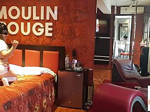 Peruánský pár hraje svou hardcore hru v hotelovém pokoji.