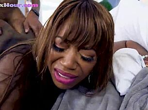 큰 엉덩이 흑인 베이브 몬스터 자지 역기승으로 타기