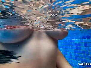 पूल में ग्रुप हैंडजॉब्स अंडरवाटर वाइल्ड लाइफ