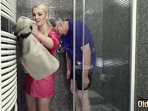 हॉट टीन 18+ डॉगीस्टाइल चुदाई के लिए झुकती है ग्रैंडपा के साथ, कमशॉट बूब्स पर