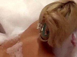 دخلت منزل الجار ووجدت الفتاة الصغيرة عارية في الدش، صدرها الصغير ومؤخرتها الكبيرة مكشوفة