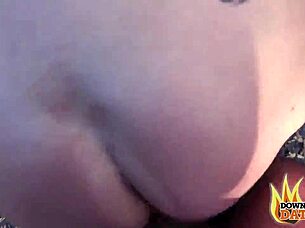 Bruneta cougar Rubina šuká rande venku v parku doggystyle