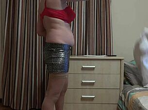 वेबकैम पर मिल्फ बड़ी चूचियां बालों वाली चूत से स्ट्रिप