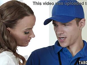 מילף מעוגלת מקבלת משלוח מבחור עם חבילה גדולה