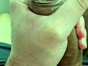 Cowok gay muncrat di kondom solo