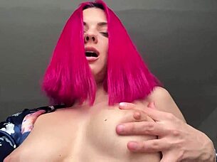 Schöne mit fancy Haaren zeigt POV-Fotzenfingern in engen Cosplay-Nahaufnahmen. Ihre saftige rasierte Muschi wird nah nass.