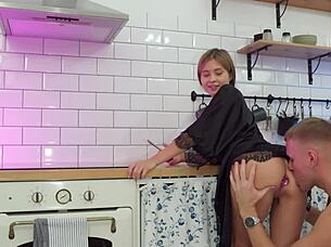 Ебачът набива големия си кур в задника на кучката дълбоко