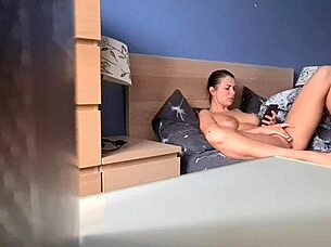 Tajně natáčím svou nevlastní sestru na skryté kameře