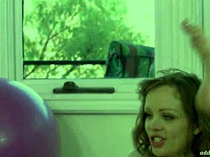 Babe brunette dominasi blonde busty dalam sesi yoga selam muff