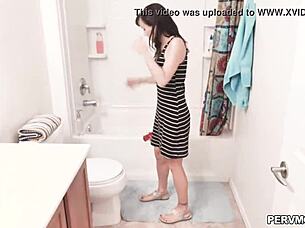 Wow, Alana Cruise svírá nevlastnímu synovi ptáka zručnýma rukama!