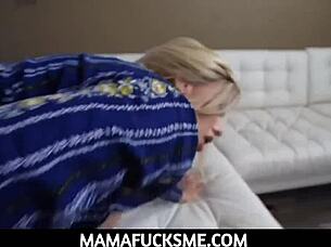 Mamafucksme - Busty nevlastná mama Amber Chase pomáha nevlastnému synovi jebaním svojej tight milf pičky