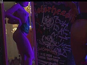 Olga Maria Veide danse de façon séduisante, puis se masturbe dans des vêtements goth déchirés