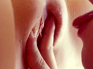 감각적인 보지 핥기가 격렬한 손가락 오르가즘 유발 클로즈업