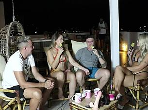 一切都是为了和Elo Cardone及Victor Mustang在透明红色内衣里的操